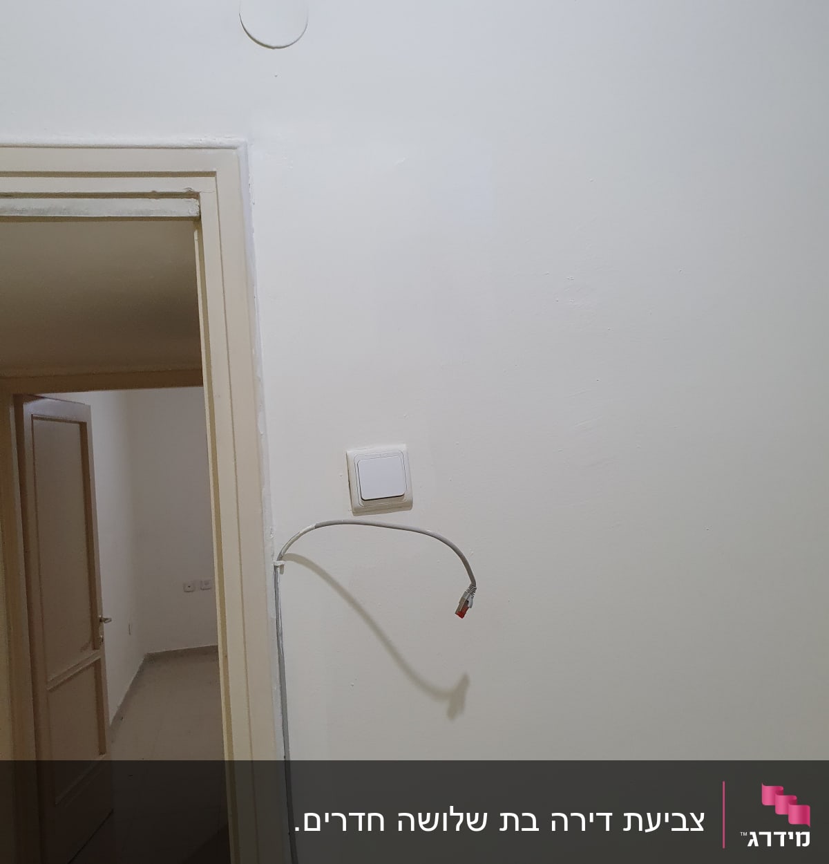 קיר צבוע בלבן עם סימני תיקון צבע